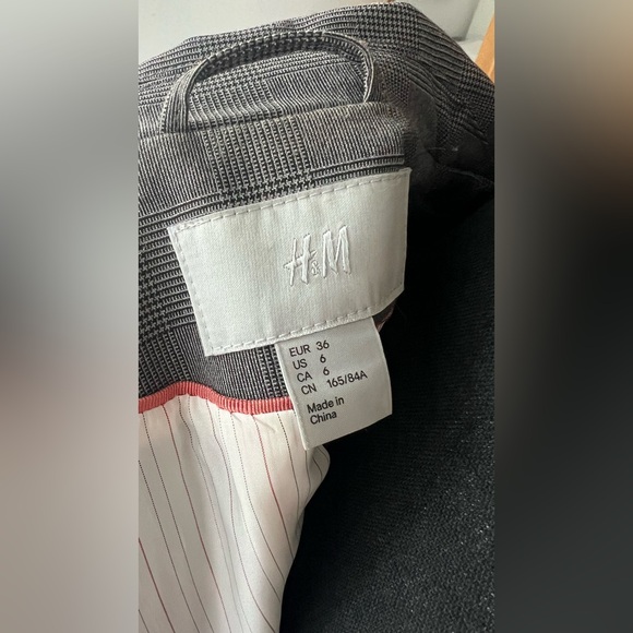 Grey Plaid Blazer with striped lining. Size 36 Euro /6 US in Excellent Condition - Picture 7 of 9